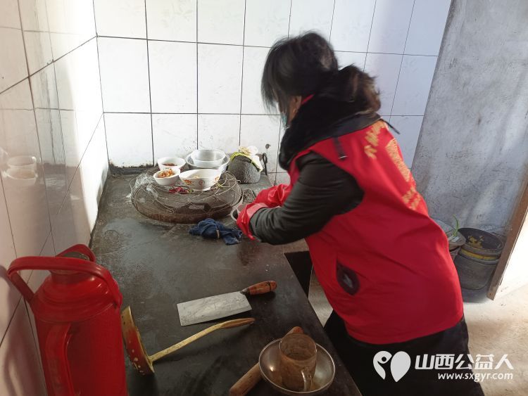 介休市敬老协会入户小宋曲村特困88岁温玉香老人家中为老人擦玻璃打扫卫生包饺子 - 第6张 - 山西公益人 介休市敬老协会入户小宋曲村特困88岁温玉香老人家中为老人擦玻璃打扫卫生包饺子 - 第6张