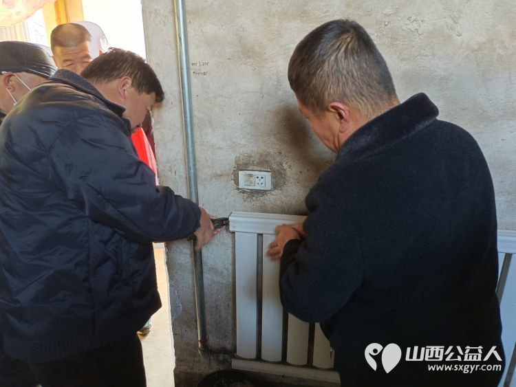 介休市敬老协会入户小宋曲村特困88岁温玉香老人家中为老人擦玻璃打扫卫生包饺子 - 第10张 - 山西公益人 介休市敬老协会入户小宋曲村特困88岁温玉香老人家中为老人擦玻璃打扫卫生包饺子 - 第10张