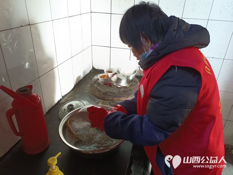 介休市敬老协会入户小宋曲村特困88岁温玉香老人家中为老人擦玻璃打扫卫生包饺子 - 第7张 - 山西公益人 介休市敬老协会入户小宋曲村特困88岁温玉香老人家中为老人擦玻璃打扫卫生包饺子 - 第7张