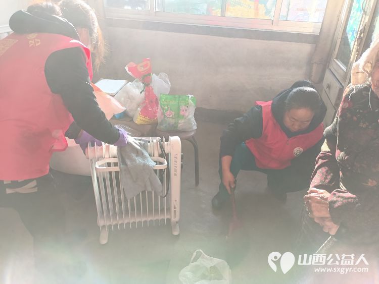 介休市敬老协会入户小宋曲村特困88岁温玉香老人家中为老人擦玻璃打扫卫生包饺子 - 第8张 - 山西公益人 介休市敬老协会入户小宋曲村特困88岁温玉香老人家中为老人擦玻璃打扫卫生包饺子 - 第8张