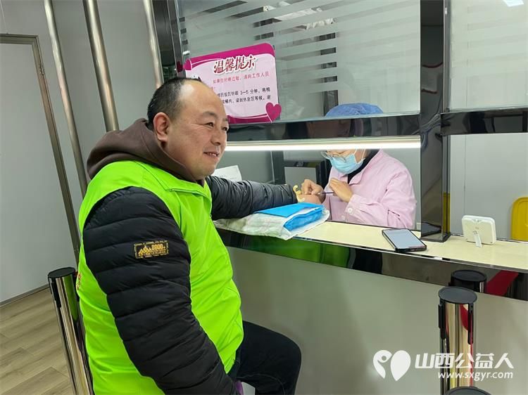 晋城绿丝带志愿者协会带领志愿者参加晋城市红十字会组织的无偿献血活动 - 第5张