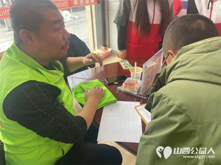 晋城绿丝带志愿者协会带领志愿者参加晋城市红十字会组织的无偿献血活动 - 第2张