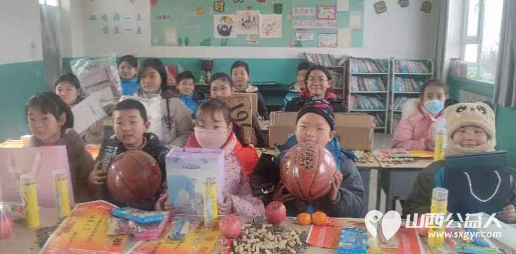 太原好人李云朋带领娄烦县青年志愿者协会志愿者为村里困难留守儿童送去元旦礼物 - 第2张 - 山西公益人 太原好人李云朋带领娄烦县青年志愿者协会志愿者为村里困难留守儿童送去元旦礼物 - 第2张