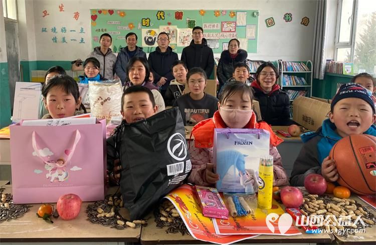 太原好人李云朋带领娄烦县青年志愿者协会志愿者为村里困难留守儿童送去元旦礼物 - 第1张 - 山西公益人 太原好人李云朋带领娄烦县青年志愿者协会志愿者为村里困难留守儿童送去元旦礼物 - 第1张