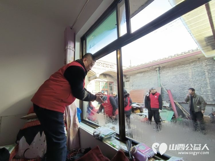 介休市敬老协会去宋古乡南张家庄村入户监测户66岁燕双柱老人家中公益活动 - 第2张 - 山西公益人 介休市敬老协会去宋古乡南张家庄村入户监测户66岁燕双柱老人家中公益活动 - 第2张