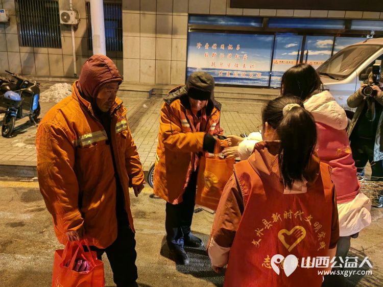 文水县爱心帮扶志愿者协会开展新时代文明实践活动----慰问城市环卫工给环卫工人送上30份姜茶和温暖礼包 - 第10张 - 山西公益人 文水县爱心帮扶志愿者协会开展新时代文明实践活动----慰问城市环卫工给环卫工人送上30份姜茶和温暖礼包 - 第10张