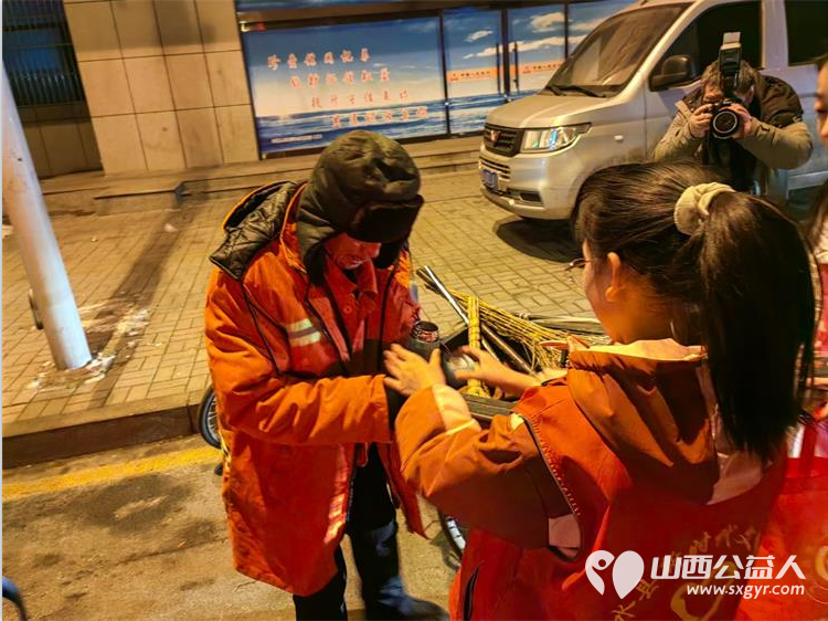 文水县爱心帮扶志愿者协会开展新时代文明实践活动----慰问城市环卫工给环卫工人送上30份姜茶和温暖礼包 - 第9张 - 山西公益人 文水县爱心帮扶志愿者协会开展新时代文明实践活动----慰问城市环卫工给环卫工人送上30份姜茶和温暖礼包 - 第9张