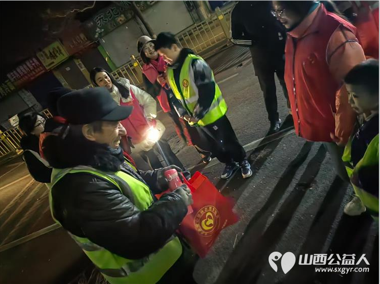 文水县爱心帮扶志愿者协会开展新时代文明实践活动----慰问城市环卫工给环卫工人送上30份姜茶和温暖礼包 - 第5张 - 山西公益人 文水县爱心帮扶志愿者协会开展新时代文明实践活动----慰问城市环卫工给环卫工人送上30份姜茶和温暖礼包 - 第5张