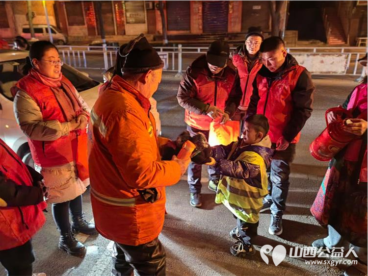 文水县爱心帮扶志愿者协会开展新时代文明实践活动----慰问城市环卫工给环卫工人送上30份姜茶和温暖礼包 - 第6张 - 山西公益人 文水县爱心帮扶志愿者协会开展新时代文明实践活动----慰问城市环卫工给环卫工人送上30份姜茶和温暖礼包 - 第6张