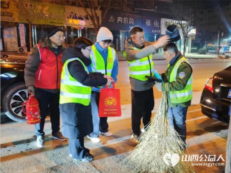 文水县爱心帮扶志愿者协会开展新时代文明实践活动----慰问城市环卫工给环卫工人送上30份姜茶和温暖礼包 - 第4张 - 山西公益人 文水县爱心帮扶志愿者协会开展新时代文明实践活动----慰问城市环卫工给环卫工人送上30份姜茶和温暖礼包 - 第4张