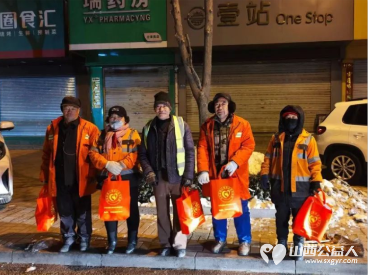 文水县爱心帮扶志愿者协会开展新时代文明实践活动----慰问城市环卫工给环卫工人送上30份姜茶和温暖礼包 - 第3张 - 山西公益人 文水县爱心帮扶志愿者协会开展新时代文明实践活动----慰问城市环卫工给环卫工人送上30份姜茶和温暖礼包 - 第3张