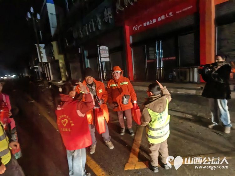 文水县爱心帮扶志愿者协会开展新时代文明实践活动----慰问城市环卫工给环卫工人送上30份姜茶和温暖礼包 - 第7张 - 山西公益人 文水县爱心帮扶志愿者协会开展新时代文明实践活动----慰问城市环卫工给环卫工人送上30份姜茶和温暖礼包 - 第7张