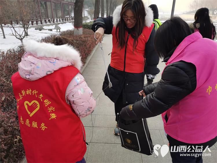 文水县爱心帮扶志愿者协会的志愿者们牺牲节假日时间在文峪河道清理环境卫生 - 第8张 - 山西公益人 文水县爱心帮扶志愿者协会的志愿者们牺牲节假日时间在文峪河道清理环境卫生 - 第8张