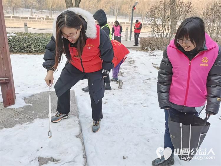 文水县爱心帮扶志愿者协会的志愿者们牺牲节假日时间在文峪河道清理环境卫生 - 第7张 - 山西公益人 文水县爱心帮扶志愿者协会的志愿者们牺牲节假日时间在文峪河道清理环境卫生 - 第7张
