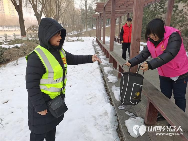 文水县爱心帮扶志愿者协会的志愿者们牺牲节假日时间在文峪河道清理环境卫生 - 第6张 - 山西公益人 文水县爱心帮扶志愿者协会的志愿者们牺牲节假日时间在文峪河道清理环境卫生 - 第6张