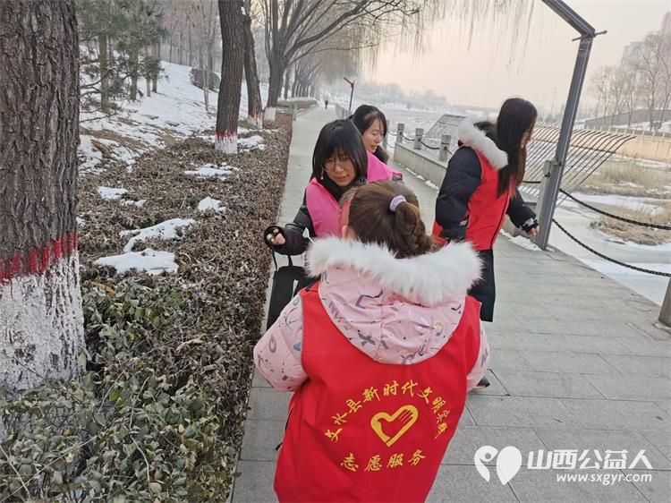 文水县爱心帮扶志愿者协会的志愿者们牺牲节假日时间在文峪河道清理环境卫生 - 第5张 - 山西公益人 文水县爱心帮扶志愿者协会的志愿者们牺牲节假日时间在文峪河道清理环境卫生 - 第5张