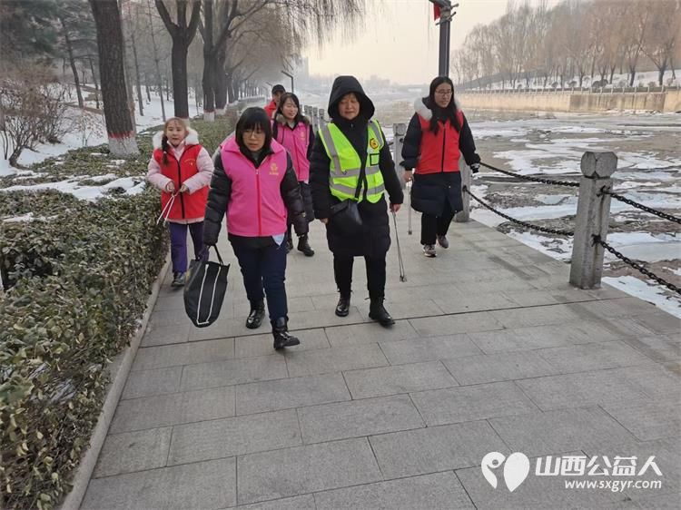 文水县爱心帮扶志愿者协会的志愿者们牺牲节假日时间在文峪河道清理环境卫生 - 第2张 - 山西公益人 文水县爱心帮扶志愿者协会的志愿者们牺牲节假日时间在文峪河道清理环境卫生 - 第2张