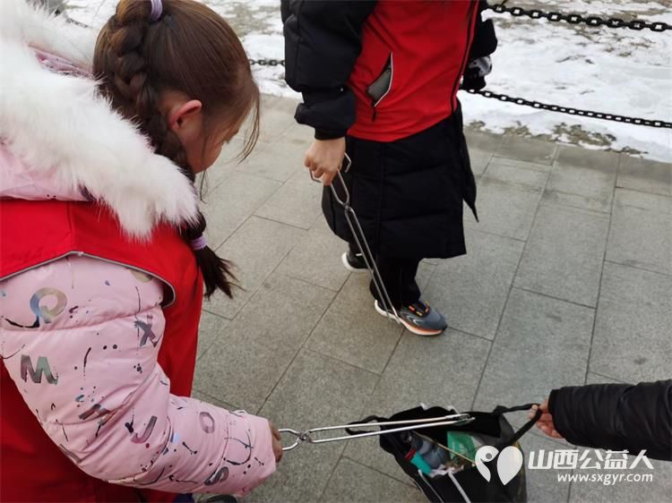 文水县爱心帮扶志愿者协会的志愿者们牺牲节假日时间在文峪河道清理环境卫生 - 第4张 - 山西公益人 文水县爱心帮扶志愿者协会的志愿者们牺牲节假日时间在文峪河道清理环境卫生 - 第4张