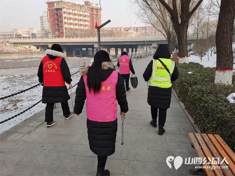 文水县爱心帮扶志愿者协会的志愿者们牺牲节假日时间在文峪河道清理环境卫生 - 第3张 - 山西公益人 文水县爱心帮扶志愿者协会的志愿者们牺牲节假日时间在文峪河道清理环境卫生 - 第3张