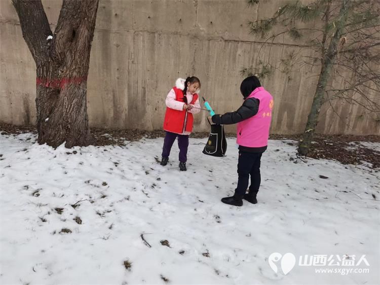 文水县爱心帮扶志愿者协会的志愿者们牺牲节假日时间在文峪河道清理环境卫生 - 第9张 - 山西公益人 文水县爱心帮扶志愿者协会的志愿者们牺牲节假日时间在文峪河道清理环境卫生 - 第9张