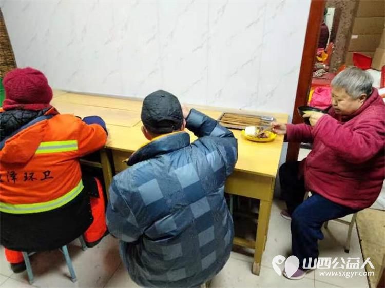 山西省城学雷锋服务总队组织的万美雷锋敬老助学免费餐活动每天都有环卫工人老人学生就餐 - 第11张 - 山西公益人 山西省城学雷锋服务总队组织的万美雷锋敬老助学免费餐活动每天都有环卫工人老人学生就餐 - 第11张
