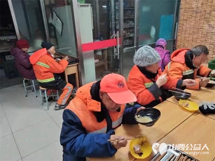 山西省城学雷锋服务总队组织的万美雷锋敬老助学免费餐活动每天都有环卫工人老人学生就餐 - 第1张 - 山西公益人 山西省城学雷锋服务总队组织的万美雷锋敬老助学免费餐活动每天都有环卫工人老人学生就餐 - 第1张