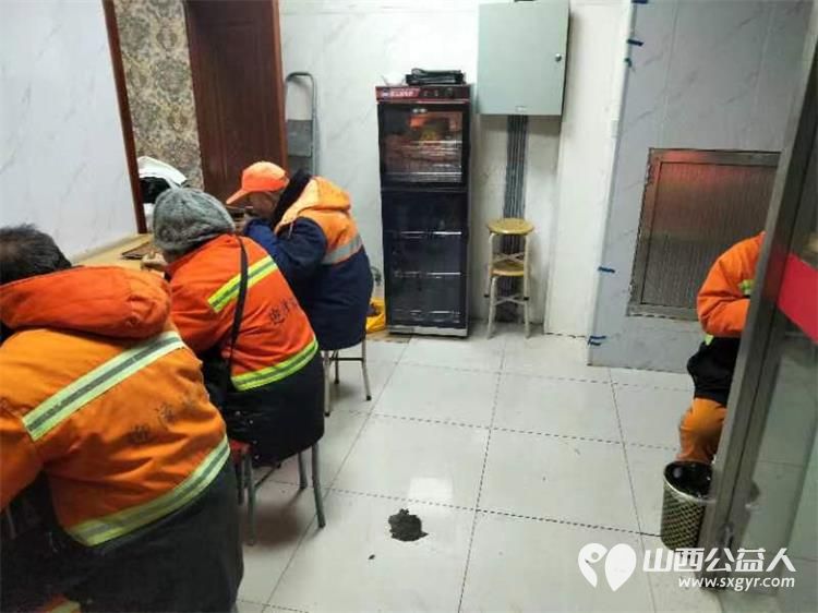 山西省城学雷锋服务总队组织的万美雷锋敬老助学免费餐活动每天都有环卫工人老人学生就餐 - 第12张 - 山西公益人 山西省城学雷锋服务总队组织的万美雷锋敬老助学免费餐活动每天都有环卫工人老人学生就餐 - 第12张