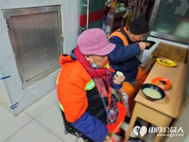 山西省城学雷锋服务总队组织的万美雷锋敬老助学免费餐活动每天都有环卫工人老人学生就餐 - 第3张 - 山西公益人 山西省城学雷锋服务总队组织的万美雷锋敬老助学免费餐活动每天都有环卫工人老人学生就餐 - 第3张