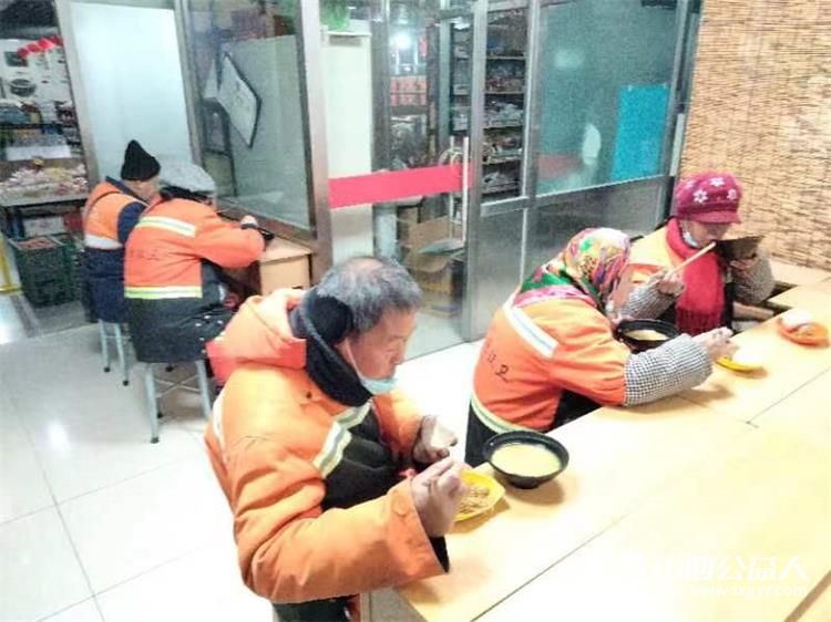 山西省城学雷锋服务总队组织的万美雷锋敬老助学免费餐活动每天都有环卫工人老人学生就餐 - 第2张 - 山西公益人 山西省城学雷锋服务总队组织的万美雷锋敬老助学免费餐活动每天都有环卫工人老人学生就餐 - 第2张