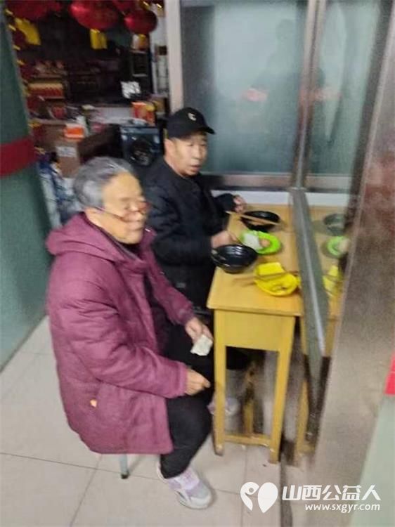 山西省城学雷锋服务总队组织的万美雷锋敬老助学免费餐活动每天都有环卫工人老人学生就餐 - 第24张 - 山西公益人 山西省城学雷锋服务总队组织的万美雷锋敬老助学免费餐活动每天都有环卫工人老人学生就餐 - 第24张