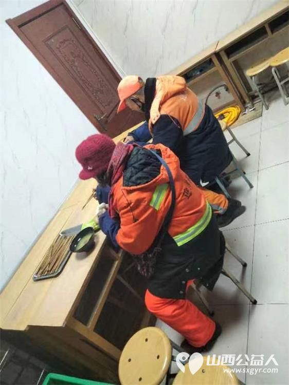 山西省城学雷锋服务总队组织的万美雷锋敬老助学免费餐活动每天都有环卫工人老人学生就餐 - 第23张 - 山西公益人 山西省城学雷锋服务总队组织的万美雷锋敬老助学免费餐活动每天都有环卫工人老人学生就餐 - 第23张