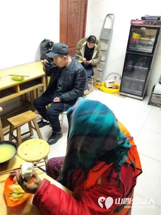 山西省城学雷锋服务总队组织的万美雷锋敬老助学免费餐活动每天都有环卫工人老人学生就餐 - 第21张 - 山西公益人 山西省城学雷锋服务总队组织的万美雷锋敬老助学免费餐活动每天都有环卫工人老人学生就餐 - 第21张