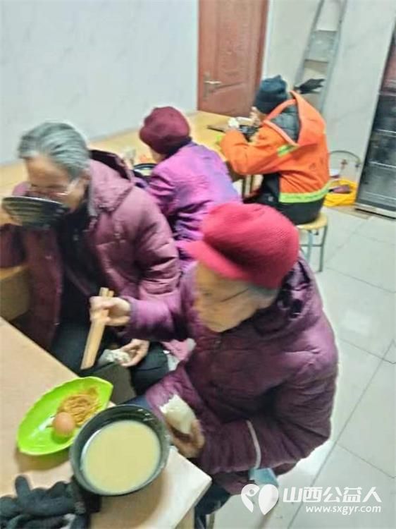 山西省城学雷锋服务总队组织的万美雷锋敬老助学免费餐活动每天都有环卫工人老人学生就餐 - 第18张 - 山西公益人 山西省城学雷锋服务总队组织的万美雷锋敬老助学免费餐活动每天都有环卫工人老人学生就餐 - 第18张