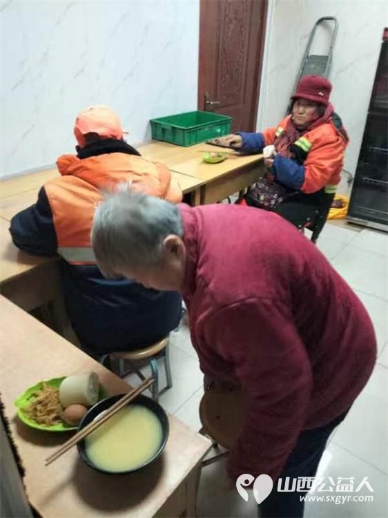 山西省城学雷锋服务总队组织的万美雷锋敬老助学免费餐活动每天都有环卫工人老人学生就餐 - 第19张 - 山西公益人 山西省城学雷锋服务总队组织的万美雷锋敬老助学免费餐活动每天都有环卫工人老人学生就餐 - 第19张