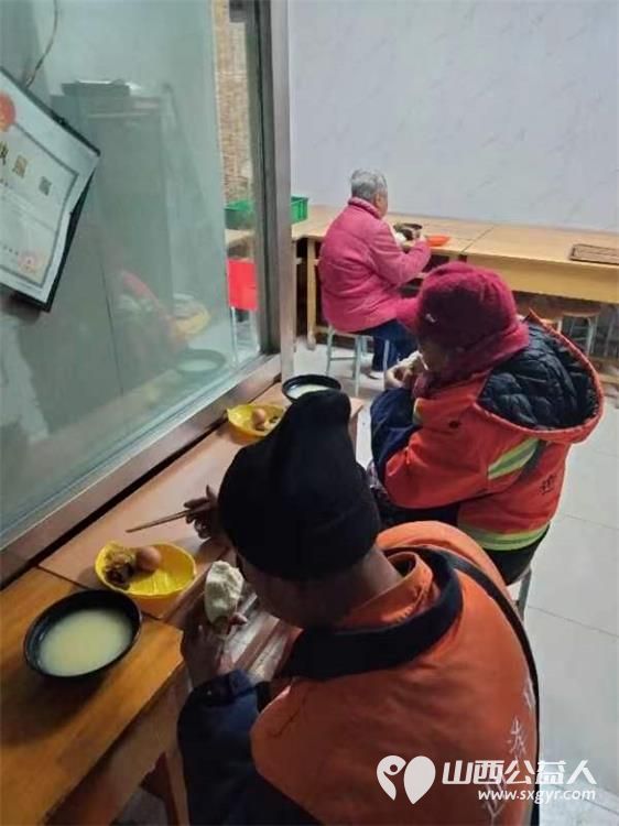 山西省城学雷锋服务总队组织的万美雷锋敬老助学免费餐活动每天都有环卫工人老人学生就餐 - 第15张 - 山西公益人 山西省城学雷锋服务总队组织的万美雷锋敬老助学免费餐活动每天都有环卫工人老人学生就餐 - 第15张