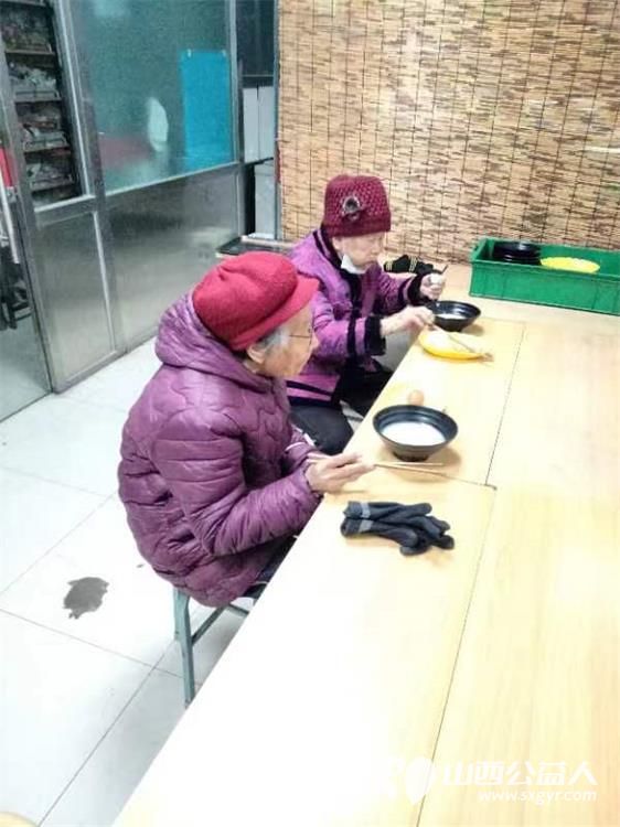 山西省城学雷锋服务总队组织的万美雷锋敬老助学免费餐活动每天都有环卫工人老人学生就餐 - 第6张 - 山西公益人 山西省城学雷锋服务总队组织的万美雷锋敬老助学免费餐活动每天都有环卫工人老人学生就餐 - 第6张