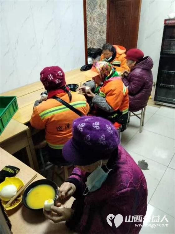 山西省城学雷锋服务总队组织的万美雷锋敬老助学免费餐活动每天都有环卫工人老人学生就餐 - 第7张 - 山西公益人 山西省城学雷锋服务总队组织的万美雷锋敬老助学免费餐活动每天都有环卫工人老人学生就餐 - 第7张