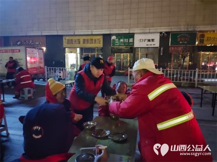 运城市盐湖区第一时间志愿者协会八年每天给环卫工人送去热腾腾的早餐 - 第3张