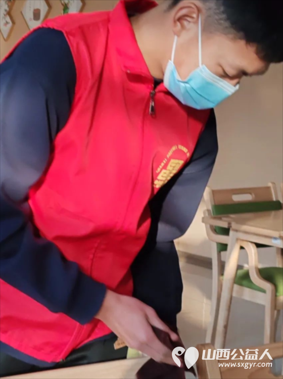 庆新春不忘初心 山西文基会志愿者元旦佳节帮助欣宁护理院老人清理卫生欢乐过节 - 第12张