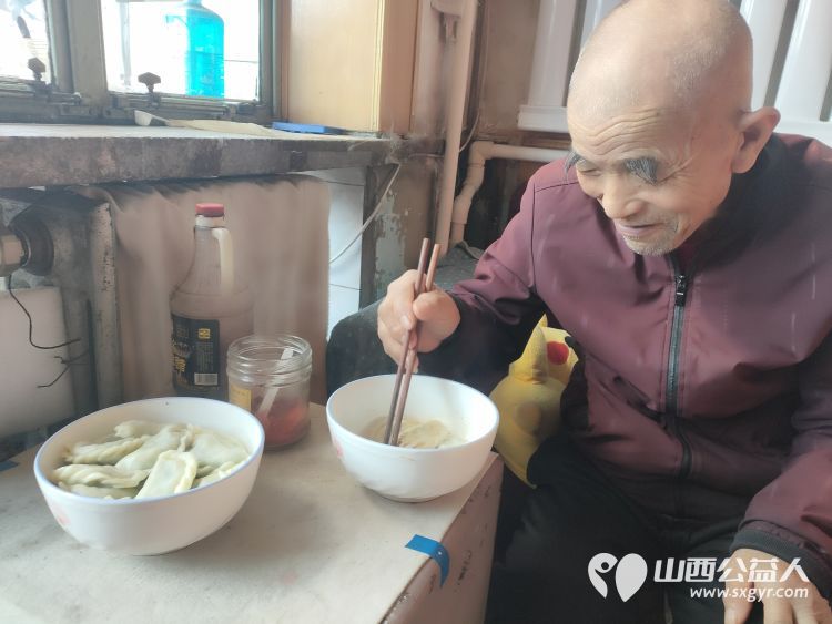 介休市敬老协会敬老爱老助老行动走进连福镇船窟村特困老人85岁胡康明家 - 第10张 - 山西公益人 介休市敬老协会敬老爱老助老行动走进连福镇船窟村特困老人85岁胡康明家 - 第10张