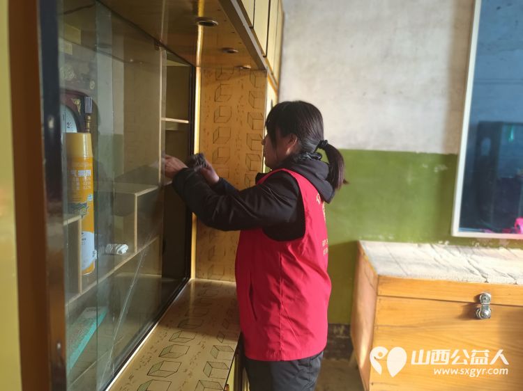 介休市义棠镇圪塔头村82岁庞海生家中迎来介休市敬老协会的爱心志愿者 - 第6张 - 山西公益人 介休市义棠镇圪塔头村82岁庞海生家中迎来介休市敬老协会的爱心志愿者 - 第6张