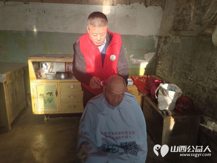 介休市义棠镇圪塔头村82岁庞海生家中迎来介休市敬老协会的爱心志愿者 - 第2张 - 山西公益人 介休市义棠镇圪塔头村82岁庞海生家中迎来介休市敬老协会的爱心志愿者 - 第2张