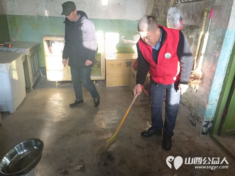 介休市义棠镇圪塔头村82岁庞海生家中迎来介休市敬老协会的爱心志愿者 - 第4张 - 山西公益人 介休市义棠镇圪塔头村82岁庞海生家中迎来介休市敬老协会的爱心志愿者 - 第4张