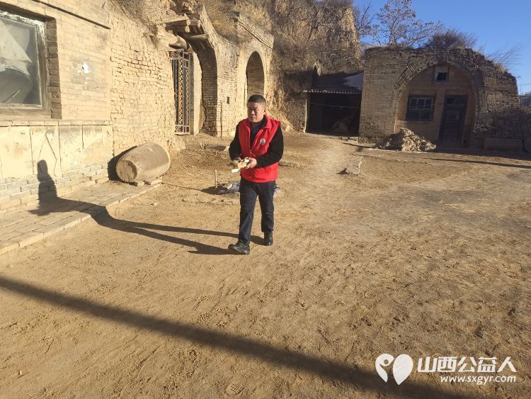 介休市义棠镇圪塔头村82岁庞海生家中迎来介休市敬老协会的爱心志愿者 - 第3张 - 山西公益人 介休市义棠镇圪塔头村82岁庞海生家中迎来介休市敬老协会的爱心志愿者 - 第3张