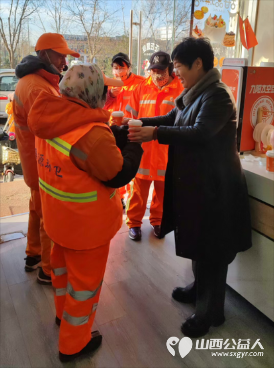 全国道德模范提名奖陈秀苗把面包和热乎乎的豆浆免费送给了环卫工人手中让她们感觉到了温暖 - 第7张