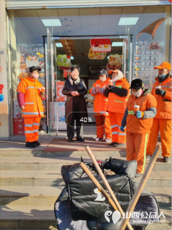 全国道德模范提名奖陈秀苗把面包和热乎乎的豆浆免费送给了环卫工人手中让她们感觉到了温暖 - 第2张