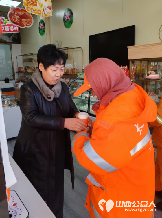 全国道德模范提名奖陈秀苗把面包和热乎乎的豆浆免费送给了环卫工人手中让她们感觉到了温暖 - 第4张