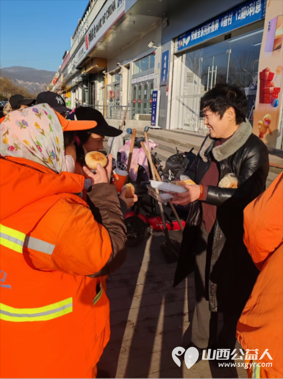 全国道德模范提名奖陈秀苗把面包和热乎乎的豆浆免费送给了环卫工人手中让她们感觉到了温暖 - 第6张