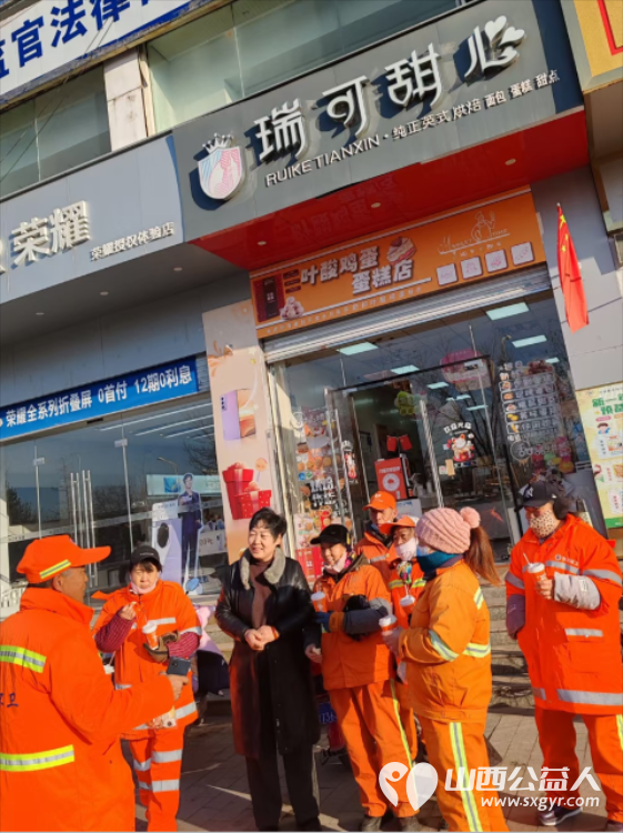 全国道德模范提名奖陈秀苗把面包和热乎乎的豆浆免费送给了环卫工人手中让她们感觉到了温暖 - 第3张