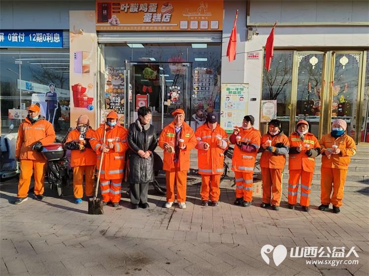全国道德模范提名奖陈秀苗把面包和热乎乎的豆浆免费送给了环卫工人手中让她们感觉到了温暖 - 第1张